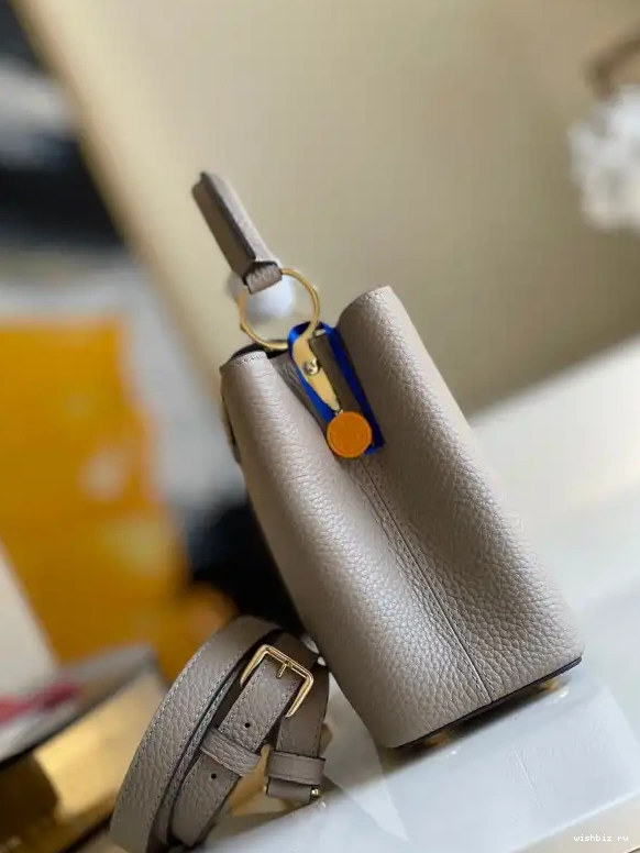 WIS CAPUCINES BB VUITTON LOUIS 0624